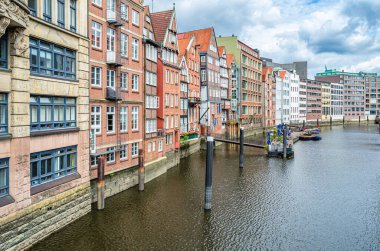 Hamburg, Kuzey Almanya 'daki bir kanal boyunca uzanan binaların manzarası