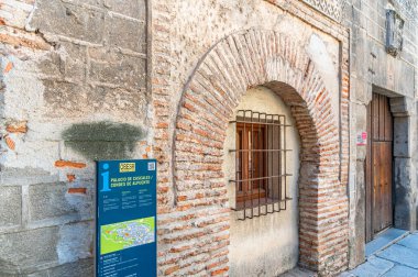 SEGOVIA, İspanya - 14 Ağustos 2022: Cascales Sarayı önünde turist bilgilerinin bulunduğu panel, İspanya 'nın Kastilya, Castilla y Leon kentindeki bir anıt