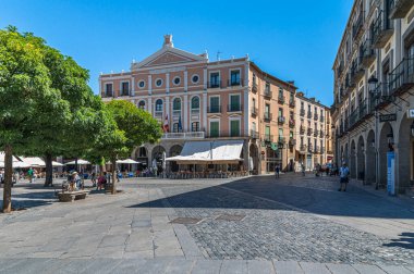 SEGOVIA, İspanya - 14 AĞUSTOS 2022: Segovia, İspanya 'daki Plaza Belediye Başkanı' nın manzarası ve arka planda Juan Bravo Tiyatrosu