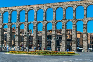 SEGOVIA, İspanya - 14 Ağustos 2022: Segovia, Kastilya ve Leon, İspanya 'nın simgesi olan ünlü Roma su kemerini ziyaret eden turistler