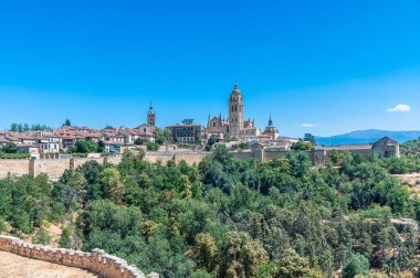 Ön planda Gotik katedrali olan Segovia, Kastilya ve Leon şehri manzarası.