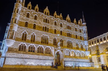 LEON, SPAIN - 8 Mart 2014: Casa Botines 'in 1891-1892 yılları arasında İspanya' nın Leon şehrinde inşa edilen ve ünlü Katalan mimar ve tasarımcı Antoni Gaudi tarafından tasarlanan gece görüşü