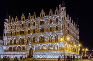 LEON, SPAIN - 8 Mart 2014: Casa Botines 'in 1891-1892 yılları arasında İspanya' nın Leon şehrinde inşa edilen ve ünlü Katalan mimar ve tasarımcı Antoni Gaudi tarafından tasarlanan gece görüşü