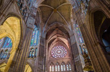 LEON, İspanya - 8 Mart 2014: Leon, Kastilya ve Leon Gotik Katedrali 'nin İçi