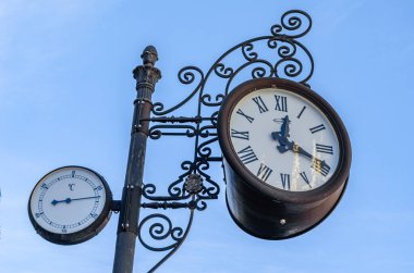 LEON, SPAIN - 9 Mart 2014: İspanya 'nın Leon şehrinde saat ve termometre, Candido Valverde şirketi tarafından üretildi.