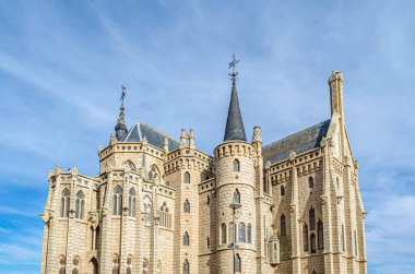 ASTORGA, İspanya - 9 Mart 2014: İspanya 'nın Kastilya ve Leon Piskoposluk Sarayı' nın neo-gotik binasının görüntüsü. 1889 ve 1915 yılları arasında inşa edilmiş modernist mimar Antoni Gaudi tarafından tasarlanmıştır.
