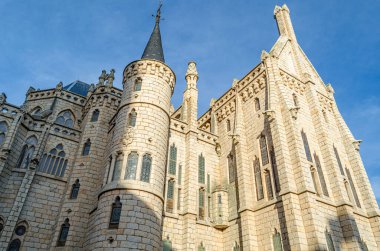 ASTORGA, İspanya - 9 Mart 2014: İspanya 'nın Kastilya ve Leon Piskoposluk Sarayı' nın neo-gotik binasının görüntüsü. 1889 ve 1915 yılları arasında inşa edilmiş modernist mimar Antoni Gaudi tarafından tasarlanmıştır.