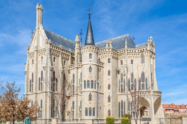 ASTORGA, İspanya - 9 Mart 2014: İspanya 'nın Kastilya ve Leon Piskoposluk Sarayı' nın neo-gotik binasının görüntüsü. 1889 ve 1915 yılları arasında inşa edilmiş modernist mimar Antoni Gaudi tarafından tasarlanmıştır.