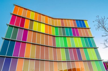 Leon, İspanya - 8 Mart 2014: Leon, İspanya 'da Kastilya ve Leon Çağdaş Sanatlar Müzesi cephesi 2005 yılında açıldı. Luis M. Mansilla ve Emilio Tunon 'un mimari stüdyosu tarafından tasarlanan çok renkli paneller,