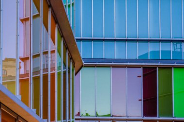 Leon, İspanya - 8 Mart 2014: Leon, İspanya 'da Kastilya ve Leon Çağdaş Sanatlar Müzesi cephesi 2005 yılında açıldı. Luis M. Mansilla ve Emilio Tunon 'un mimari stüdyosu tarafından tasarlanan çok renkli paneller,