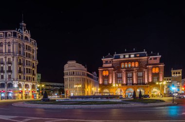 LEON, SPAIN - 8 Mart 2014: Leon, Kastilya ve Leon, İspanya 'daki bir meydanın gece manzarası