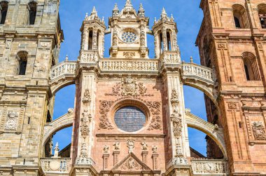 Astorga, Kastilya ve Leon 'un Gotik katedrali, daha sonraki stillerden (Neo-Classicist manastır, Barok kuleleri, başkentler ve cephe, ve Rönesans portico)