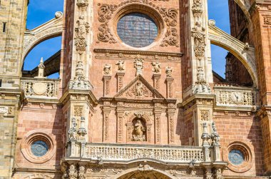 Astorga, Kastilya ve Leon 'un Gotik katedrali, daha sonraki stillerden (Neo-Classicist manastır, Barok kuleleri, başkentler ve cephe, ve Rönesans portico)