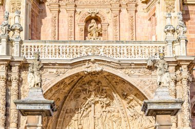 Astorga, Kastilya ve Leon 'un Gotik katedrali, daha sonraki stillerden (Neo-Classicist manastır, Barok kuleleri, başkentler ve cephe, ve Rönesans portico)