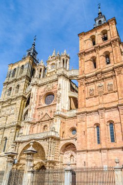 Astorga, Kastilya ve Leon 'un Gotik katedrali, daha sonraki stillerden (Neo-Classicist manastır, Barok kuleleri, başkentler ve cephe, ve Rönesans portico)