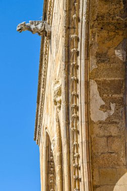 Leon, Kastilya ve Leon 'un Gotik katedralinin ana girişinin ayrıntıları.