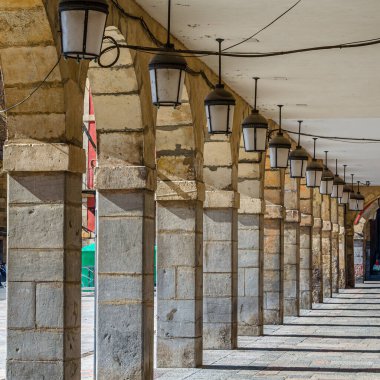 Leon, Kastilya ve Leon 'un ana meydanının (Plaza Mayor) bir kısmını oluşturan mimari ayrıntılar, sütunlar ve kemerler