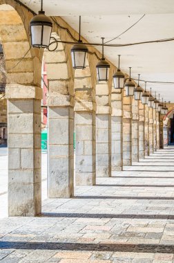 Leon, Kastilya ve Leon 'un ana meydanının (Plaza Mayor) bir kısmını oluşturan mimari ayrıntılar, sütunlar ve kemerler