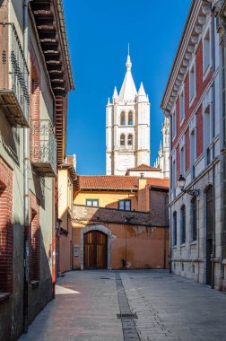 Leon, Kastilya ve Leon şehrinde arka planda Gotik katedrali olan bir sokak manzarası.