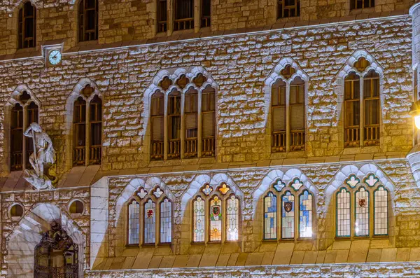 LEON, SPAIN - 8 Mart 2014: Casa Botines 'in 1891-1892 yılları arasında İspanya' nın Leon şehrinde inşa edilen ve ünlü Katalan mimar ve tasarımcı Antoni Gaudi tarafından tasarlanan gece görüşü