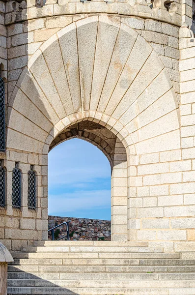 ASTORGA, İspanya - 9 Mart 2014: Astorga, Kastilya ve Leon 'daki Neo-Gotik Episkopos Sarayı' nın ön yüzü. 1889 ve 1915 yılları arasında inşa edilmiş modernist mimar Antoni Gaudi tarafından tasarlanmıştır.