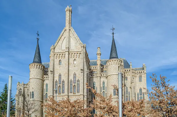 ASTORGA, İspanya - 9 Mart 2014: İspanya 'nın Kastilya ve Leon Piskoposluk Sarayı' nın neo-gotik binasının görüntüsü. 1889 ve 1915 yılları arasında inşa edilmiş modernist mimar Antoni Gaudi tarafından tasarlanmıştır.