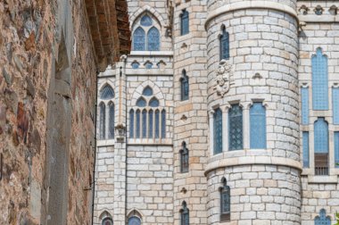 ASTORGA, İSPAN - 20 AĞUSTOS 2022: İspanya, Kastilya ve Leon Astorga 'daki Neo-Gotik Episkopos Sarayı' nın ön yüzü. 1889 ve 1915 yılları arasında inşa edilmiş modernist mimar Antoni Gaudi tarafından tasarlanmıştır.