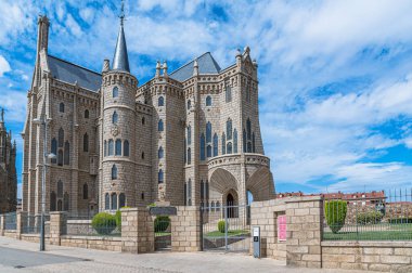 ASTORGA, İspanya - 20 AĞUSTOS 2022: İspanya 'nın Kastilya ve Leon Piskoposluk Sarayı' nın neo-gotik binasının manzarası. 1889 ve 1915 yılları arasında inşa edilmiş modernist mimar Antoni Gaudi tarafından tasarlanmıştır.