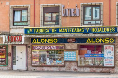 ASTORGA, İSPAN - 20 AĞUSTOS 2022: Astorga, Kastilya ve Leon, İspanya 'daki eski bir pastanenin cephesi