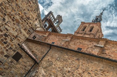 Astorga, Kastilya ve Leon 'un Gotik katedrali, daha sonraki stillerden (Neo-Classicist manastır, Barok kuleleri, başkentler ve cephe, ve Rönesans portico)