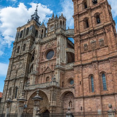 Astorga, Kastilya ve Leon 'un Gotik katedrali, daha sonraki stillerden (Neo-Classicist manastır, Barok kuleleri, başkentler ve cephe, ve Rönesans portico)