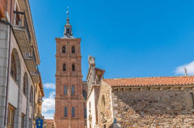 Astorga, Kastilya ve Leon 'da arka planda Gotik katedrali olan bir sokak manzarası.