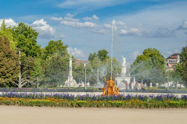 ARANJUEZ, İspanya - 9 Eylül 2019: Madrid Topluluğu, Aranjuez 'deki bir parkta çeşme