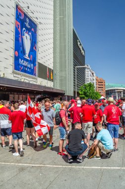 MADRID, İspanya - 1 Haziran 2019: Liverpool FC taraftarları UEFA Şampiyonlar Ligi finalinde Tottenham Hotspur ile takım arasında oynanan maç öncesinde