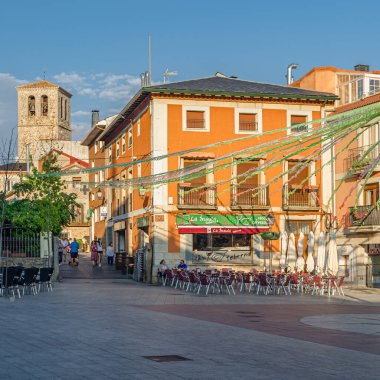 MIRAFLORES DE LA SIERRA, İSPA - 31 Ağustos 2019: İspanya 'nın yerel ziyafetleri sırasında süslenen Miraflores de la Sierra köyündeki sokakları görmek