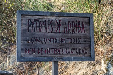 PATONES DE ARRIBA, İSPAN - 24 Ağustos 2019: Madrid, İspanya 'da yer alan Patones de Arriba kasabasının adı tahtadan panel, tarihi mekan, kültürel çıkar kaynağı