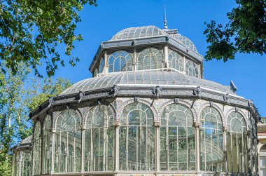 MADRID, İspanya - 18 AĞUSTOS 2021: Palacio de Cristal (