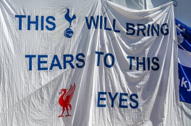 MADRID, İspanya - 1 Haziran 2019: Tottenham Hotspur taraftarlarının UEFA Şampiyonlar Ligi finalinde Liverpool FC ile oynadıkları maç öncesinde yaptıkları pankartlar