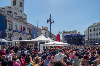 MADRID, İspanya - 1 Haziran 2019: UEFA Şampiyonlar Ligi finalindeki iki takım arasındaki maç öncesinde Tottenham Hotspur ve Liverpool FC taraftarları