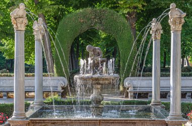 Madrid, İspanya 'da Aranjuez' de bir parkta çeşme.