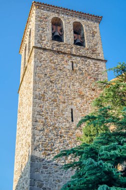 Madrid Topluluğu, İspanya 'nın Miraflores de la Sierra köyündeki bir kilisenin manzarası