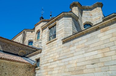 El Paular Manastırı, İspanya 'nın Sierra de Guadarrama bölgesindeki Sierra de Guadarrama' da yer almaktadır.