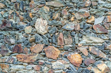 İspanya 'nın Patones de Arriba kentindeki mimari detayı, sözde siyah mimarinin en temsili örneklerinden biridir (ana yapı elementi olarak kayrak kullanır, gri, mor, mavimsi, kahverengi, gümüş veya siyahımsı bir mineral bileşimi).