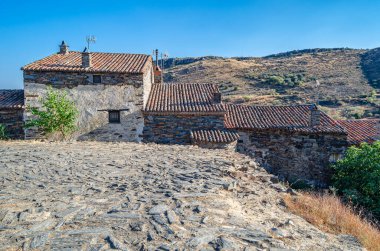 İspanya 'nın Patones de Arriba kentindeki tipik mimari, sözde siyah mimarinin en temsili örneklerinden biridir (ana yapı elementi olarak levhayı kullanır, gri, mor, mavimsi, kahverengi, gümüş veya siyahımsı bir mineral bileşimi. 