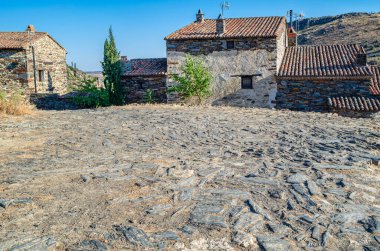 İspanya 'nın Patones de Arriba kentindeki tipik mimari, sözde siyah mimarinin en temsili örneklerinden biridir (ana yapı elementi olarak levhayı kullanır, gri, mor, mavimsi, kahverengi, gümüş veya siyahımsı bir mineral bileşimi. 