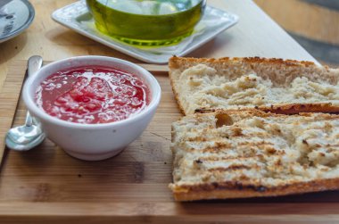 Domates ve zeytinyağlı tost, tipik Akdeniz kahvaltısı.
