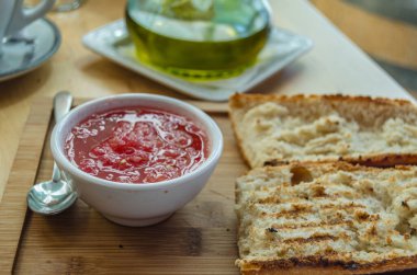 Domates ve zeytinyağlı tost, tipik Akdeniz kahvaltısı.