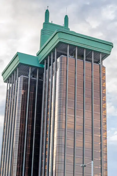 MADRID, İspanya - 15 Eylül 2019: Plaza de Colon, İspanya 'daki binaların manzarası