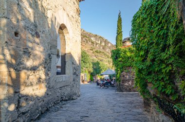 İspanya 'nın Patones de Arriba kentindeki tipik mimari, sözde siyah mimarinin en temsili örneklerinden biridir (ana yapı elementi olarak levhayı kullanır, gri, mor, mavimsi, kahverengi, gümüş veya siyahımsı bir mineral bileşimi. 