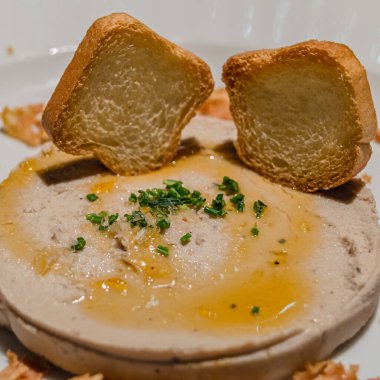 Portakal soslu ve soğanlı ördek ciğeri ezmesi.